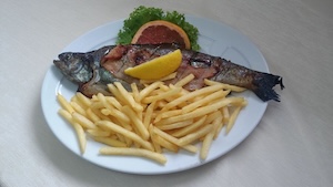 potrawy_pstrag_grillowany_z_boczkiem.jpg