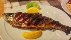 potrawy_pstrag_grillowany_z_chorizo.jpg